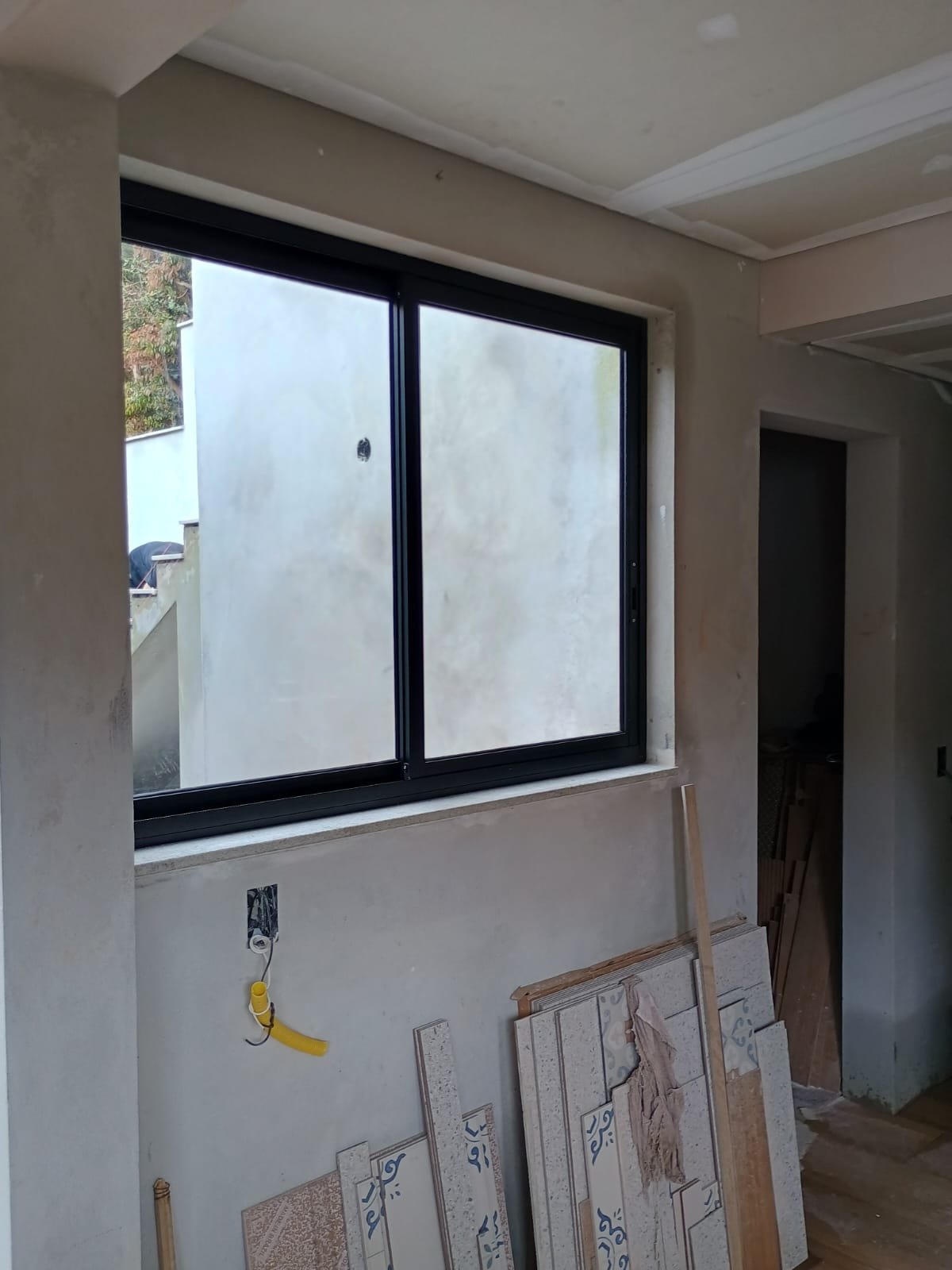 Obra em andamento com janela de alumínio já instalada pela Vidral